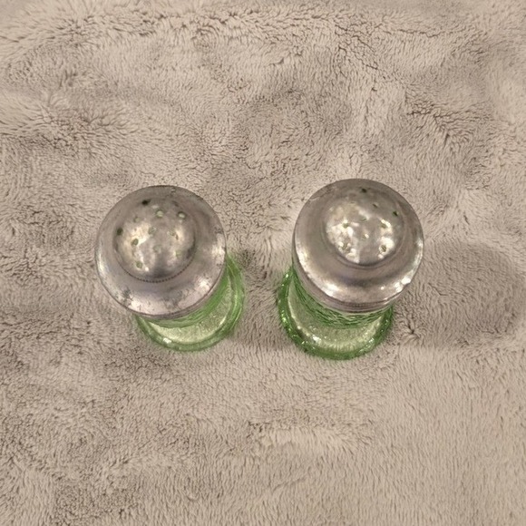 Vintage Uranium Hazel Atlas Florentine No. 1 Poppy No. 1 Salt and Pepper Shakers - Picture 5 of 6